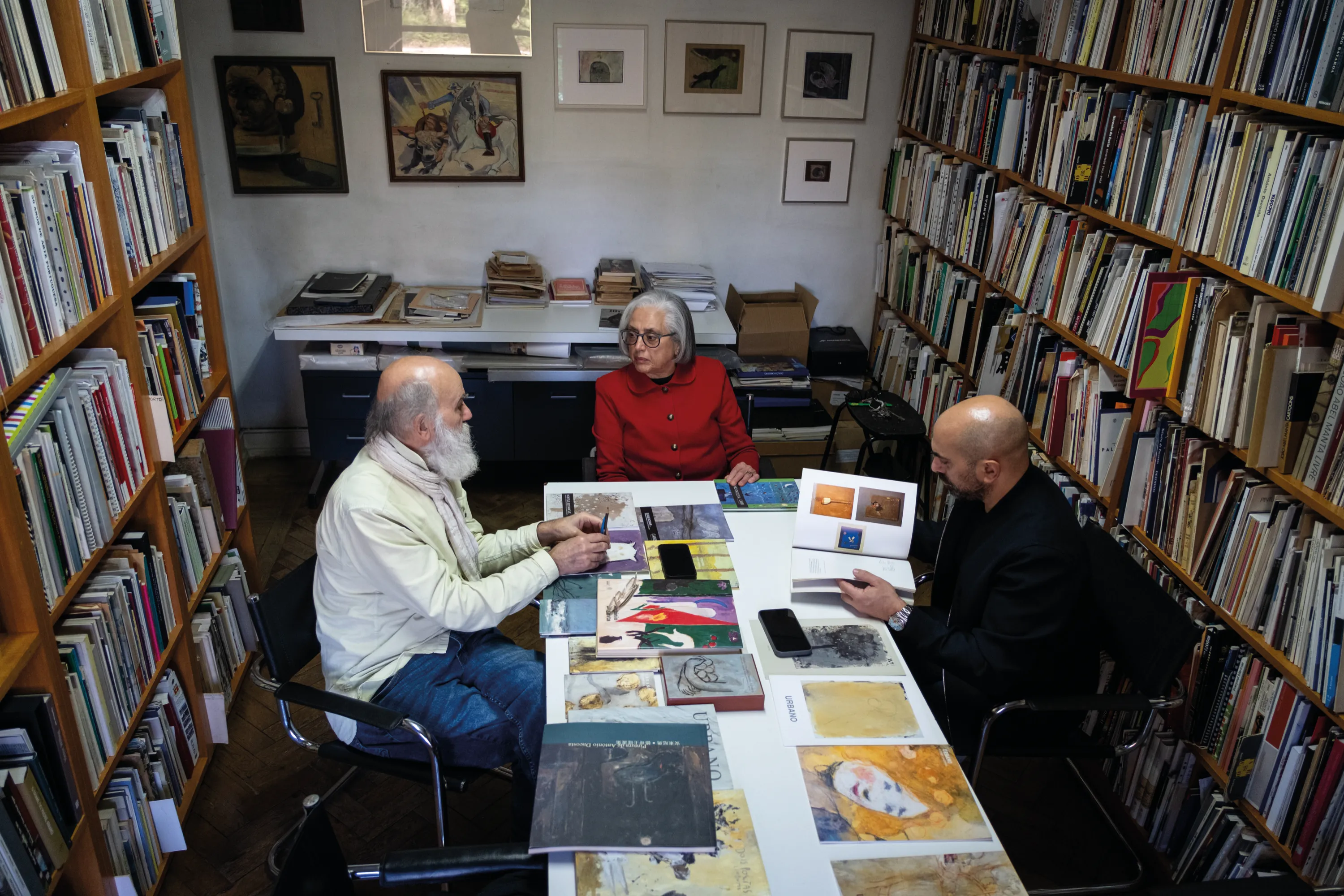 Arlete Alves da Silva with Dacosta paintings at Galeria 111